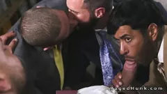 Redare Sefii musculoși se petrec pe rând băieți potriviti pentru o orgie gay intensă