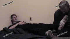 Reproduzir Encontro gay de fetiche por pés: mestre dominador e submisso foot-fag evil college boy