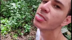 play Hung Stallion Fucks dan Cums di Mulut Amatir Gay