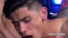 play Hübsche DILF-Bareback-Twinks bei hartem Dreier