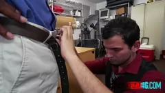 Reproduzir Latina vagabunda do escritório chupa o pau enorme do chefe para um encontro interracial gay
