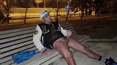 play Paradiso delle seghe: un ragazzo europeo si masturba un grosso cazzo nel parco pubblico