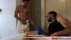 Abspielen Brutzelnder Latino -Mitbewohner repariert Morgenholzmedikament mit Anal und Bareback Fuck