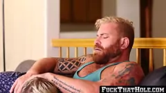 Abspielen Tätowierte Hunk Riley Mitchels rohe und rauliche schwule Begegnung