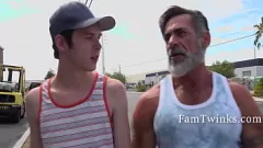 Afspelen Halloween Family Fun: Stepad's Big Dick Barebacking zijn dikke stiefzoon