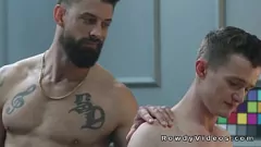চালান রাঞ্চি সমকামী মলদ্বার সেক্স সেশনে ট্যাটেড পেশী শিকার
