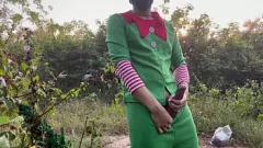Abspielen Der Helfer des Weihnachtsmanns wird mit einem großen Schwanz im Freien ungezogen