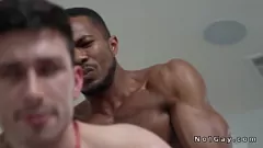 Putar Stud hitam berotot memberikan anal tanpa pelana kepada asisten gay di doggystyle yang intens