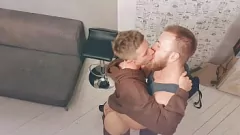play Pendurou Dilf descaradamente sem barbeio Twink's Tight Ass na sala de estar