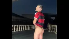 Afspelen Nieuwe Carioca Twink komt thuis na Flamengo -spel vol geiliness en drink liters sperma