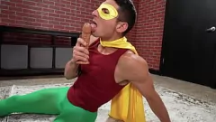 再生 キャットマンとボーイワンダーの変態ゲイのロールプレイ：マンアップフィルムでのアナル、フェラチオ、セックストイ