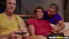 Redare Hunks muscular în porno gay threesome threesome