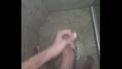 Jouer Fetish Fantasy : Masturbation sensuelle sous la douche avec une grosse bite latino non coupée