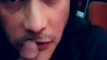 Jouer Daniel Ulibarri suce une bite et profite de chaque seconde ! le garçon devient bruyant !