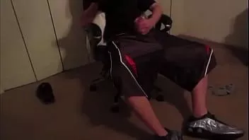 चलाएँ Shoxdude32 बास्केटबॉल शॉर्ट्स पर एक मोटे अखरोट का भंडाफोड़ करता है