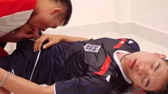 Oynat Seksi gay üst, yoğun oral seks ve pissing fetişten sonra alttakinin kıçını sikiyor