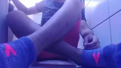 Afspelen Hete Latina tiener pronkt met haar zweterige sokken en zolen na een dag hard werken in deze amateur gay seksfetisj