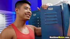 Abspielen Der muskulöse asiatische Sportler wird in einem wilden schwulen Bareback-Porno vom großen Schwanz seines gutaussehenden Freundes geknallt