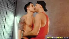 Reproduzir Garanhão atlético é chamado por seu chefe para uma aventura de sexo anal gay sem camisinha neste pornô gay quente