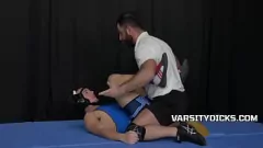 Redare Antrenor dominator se luptă și fucks fundul strâns al tânărului student twink în porno gay fierbinte