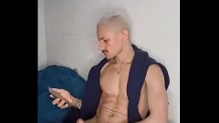 Riproduci Brendo Vilhena Sesso gay duro e masturbazione sul letto - Porno gay amatoriale