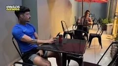 Играть Он вернул сотовый телефон, и ему заплатили горячим сеансом траха с мускулистым твинком.