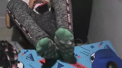 Afspelen Hete en geile homo amateur geniet van een solo handjob terwijl ze 's nachts op blote voeten en zweterige groene sokken rust