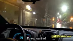 Odtwórz Gorący kierowca Ubera zaskakuje swojego młodego pasażera dziką przygodą analną