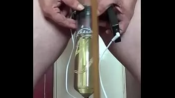 Jouer La marque gay bisexuelle Wright insère des pinces à tétons électriques au bout de sa bite et pisse en même temps en remplissant son tube de pisse et en couvrant tous les fils électriques